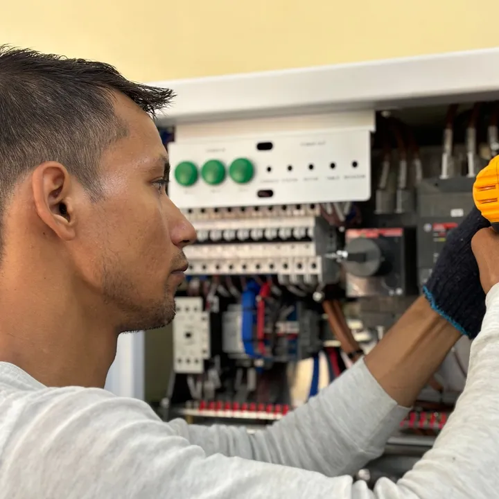 Tehniķis pārbauda elektrības sadales skapi